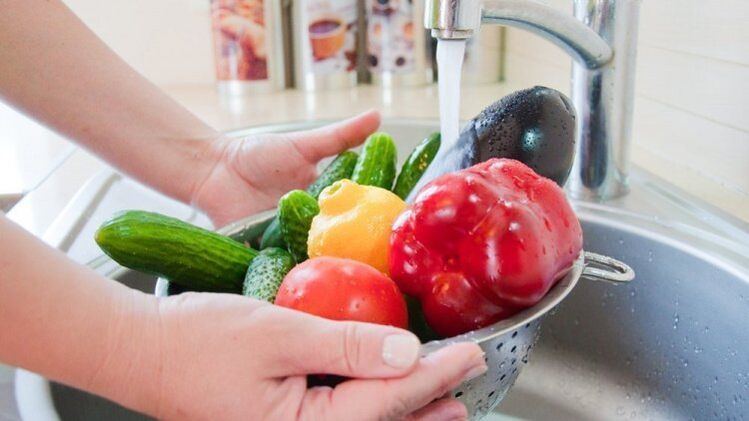 ngumbah sayuran sareng buah salaku ukuran preventif ngalawan parasit