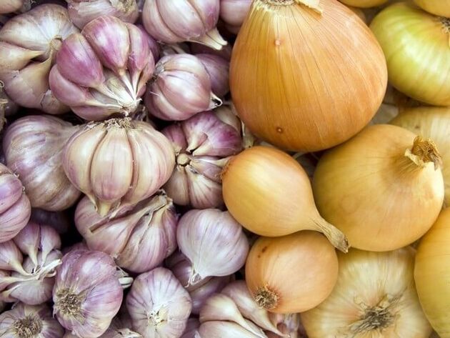 Bawang seger sareng bawang bodas pikeun ngaleungitkeun cacing