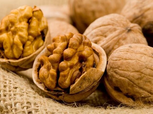Walnuts dianggo pikeun ngubaran helminthiases di bumi.